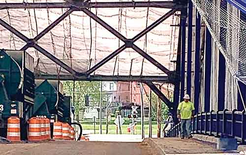 New Castle derailment stalls traffic in Lowellville